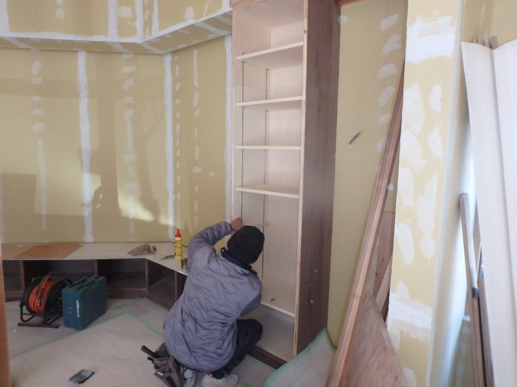 姉崎　S様邸　大工工事　リビング棚製作状況です。