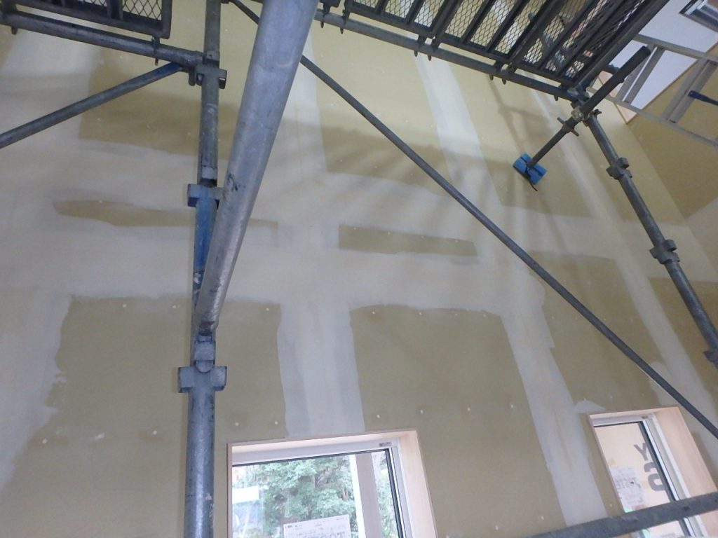 姉崎　S様邸　内装工事　パテ埋め及びクロス貼り状況です。