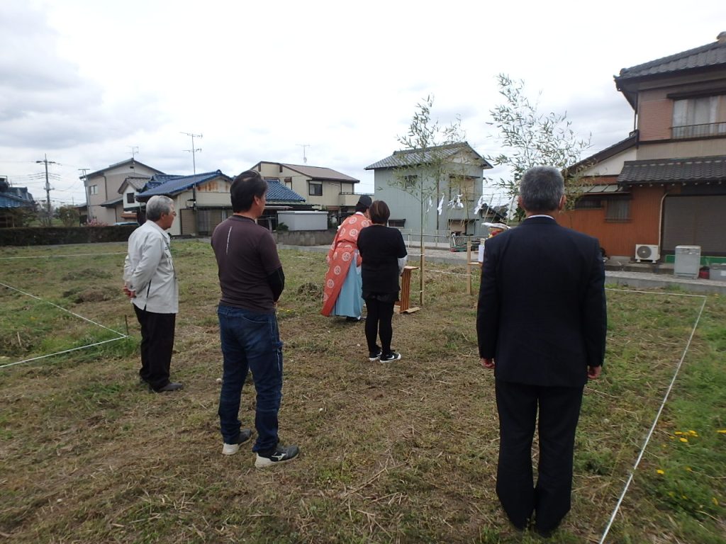 お施主様と工事関係者が揃って地鎮祭を執り行いました。