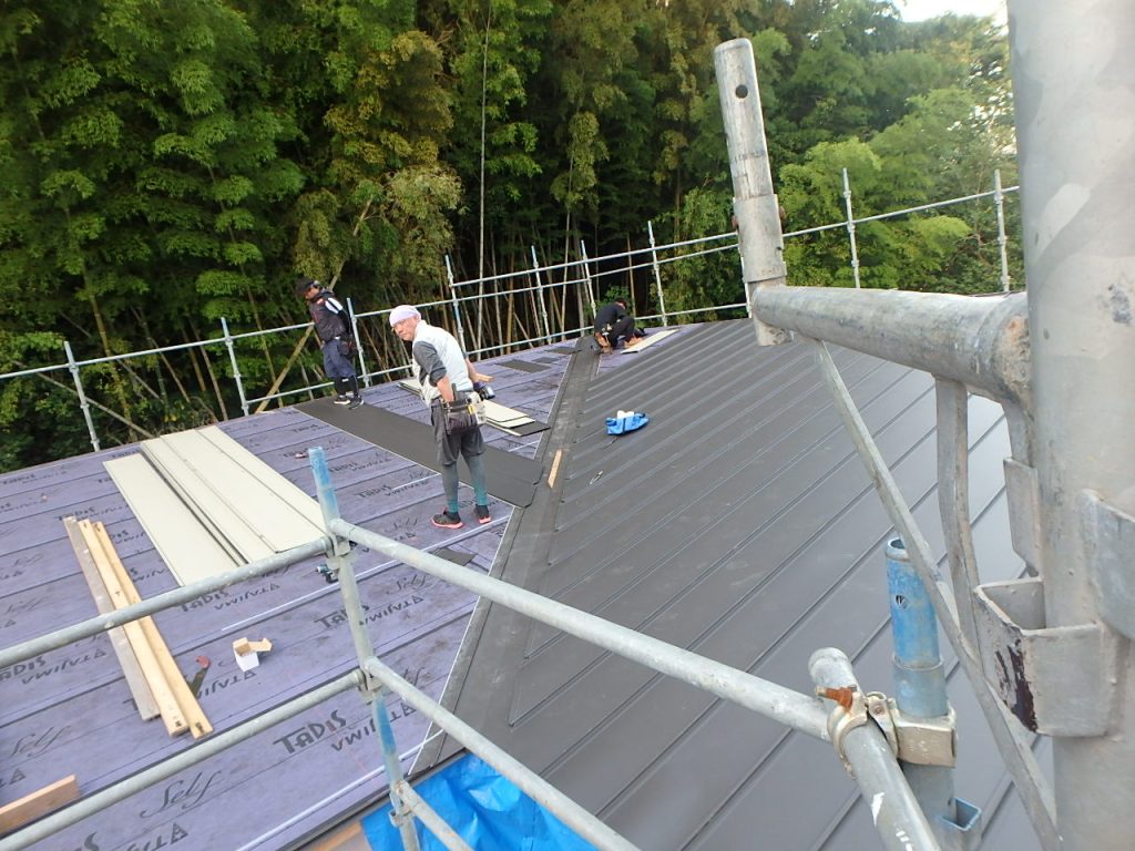 姉崎　Ｓ様邸　屋根工事　ガルバリウム鋼板屋根取付状況です。