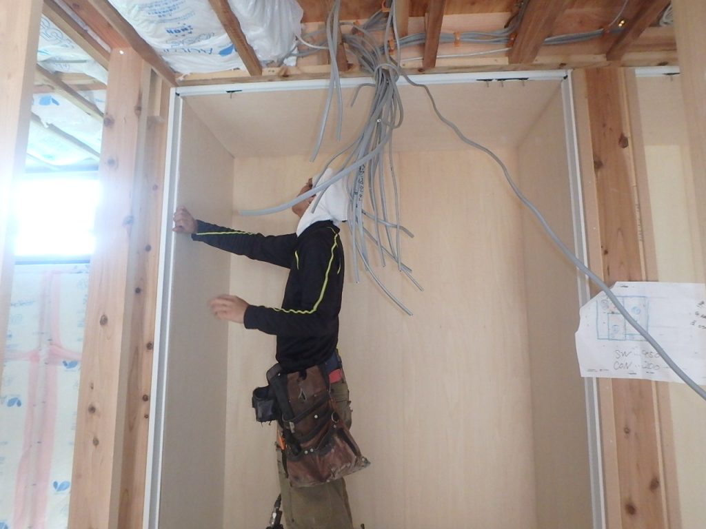 姉崎　S様邸　大工工事　建具取付状況です。