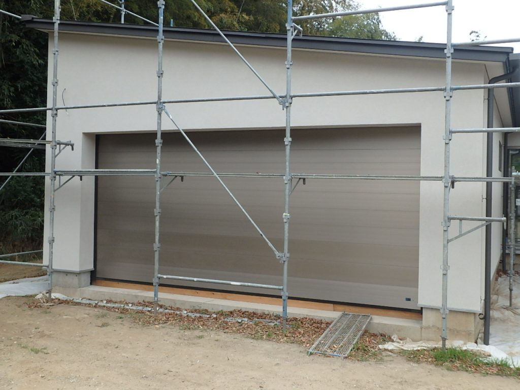 姉崎　S様邸　鋼製建具工事　ガレージシャッター取付状況です。